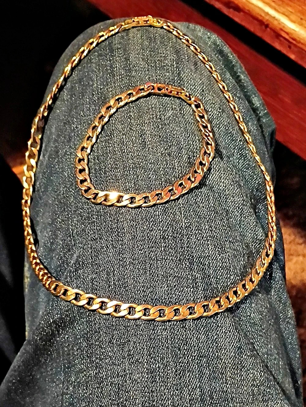 Avon Vintage Gold Tone Curb Link Chain Necklace and Bracelet Set